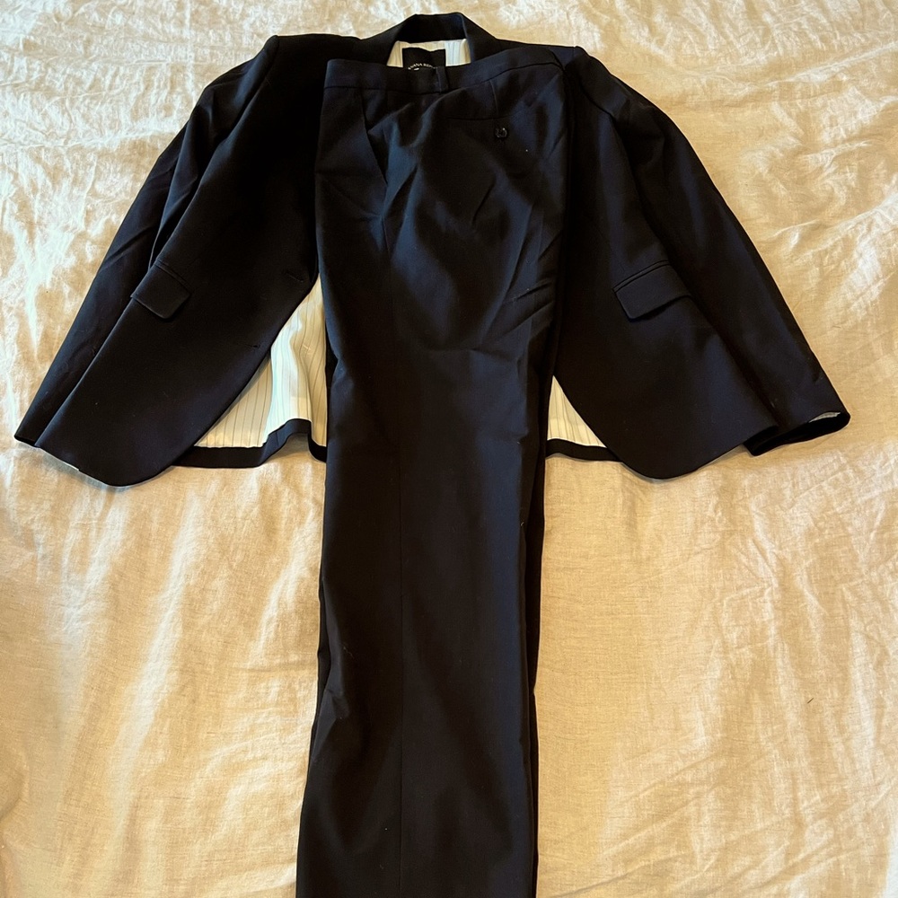 Banana Republic premium quality 100%wool suit. Black. Like new. Size 6L